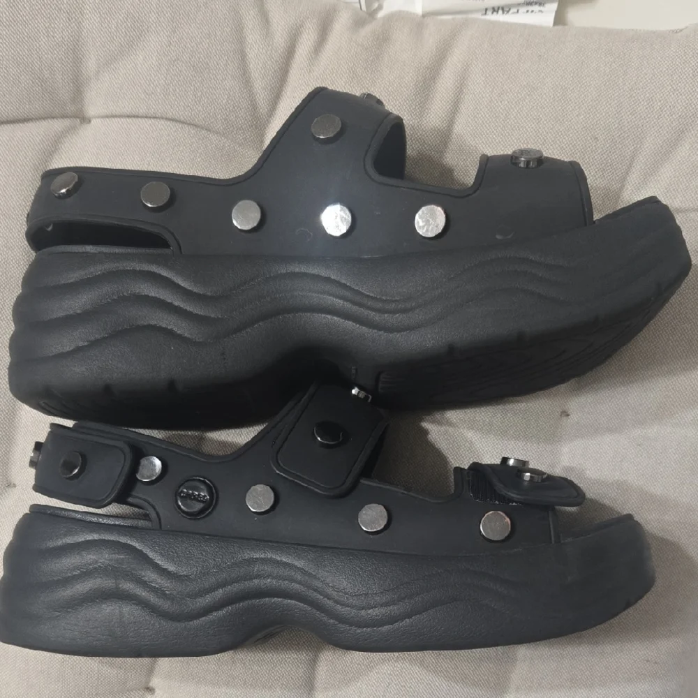 CROCS Black Sandals Size Women 7, Adjustable Straps - Picture 11 of 14